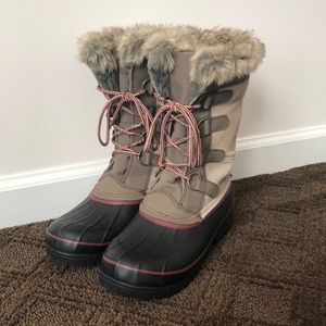 Khombu North Star boots with faux fur